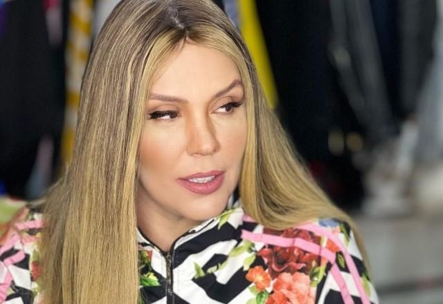 Simony posa usando peruca loira e olhando para o lado