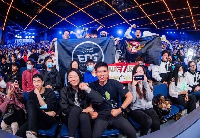 Foto da torcida presente no Worlds 2022 de League of Legends