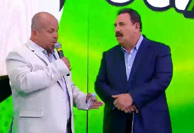 Carlinhos Vidente e o apresentador Ratinho durante o programa.