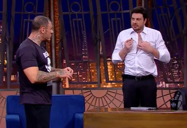 Toguro e Danilo Gentili durante o The Noite.