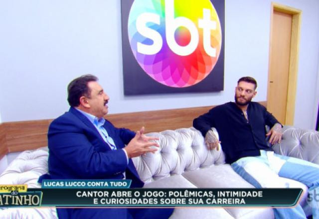 O apresentador Ratinho e o cantor Lucas Lucco durante o programa.