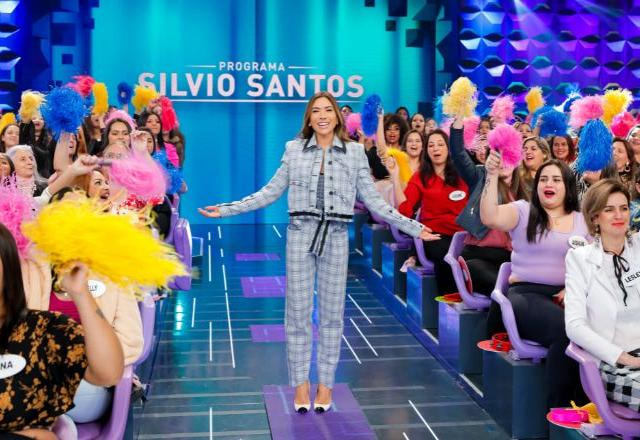 Patricia Abravanel no cenário do Programa Silvio Santos