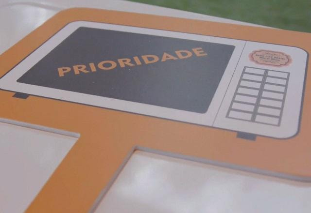 Placa de um desenho de micro-ondas com a palavra prioridade