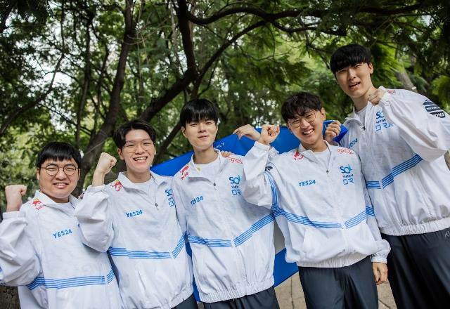 Foto dos jogadores da DRX, equipe da LCK que está nas semifinais do Worlds 2022