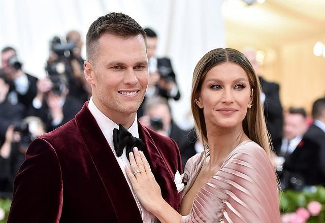 Gisele Bündchen e Tom Brady posam no tapete vermelho do MET Gala