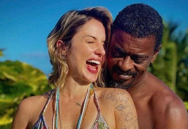 Karina Barbieri e o cantor Seu Jorge posam juntos para foto.