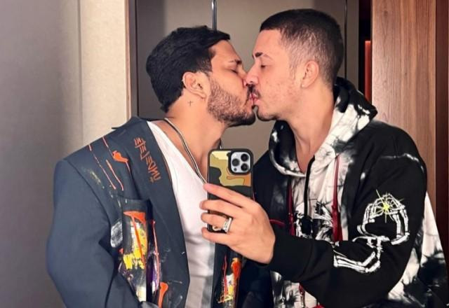 Carlinhos Maia e Lucas Guimarães tiram foto juntos se beijando