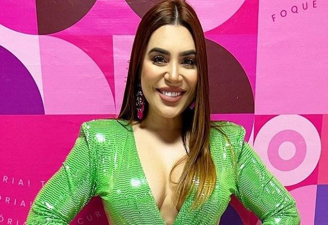 Naiara Azevedo posa sorrindo usando vestido verde brilhante