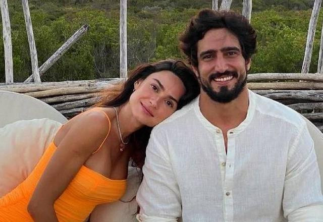 Thaila Ayala e Renato Góes posam juntos para foto.