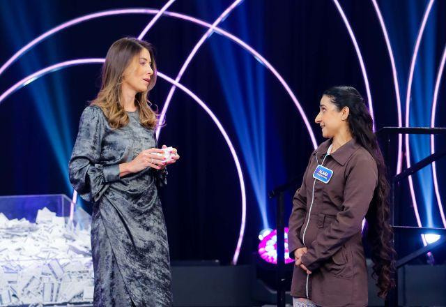 Rebeca e a consultora Alana, no palco do Roda a Roda Jequiti