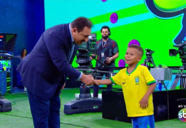 O apresentador Ratinho e o influenciador Lucas no palco do Gol Show.