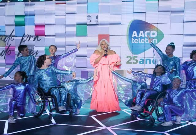 Fafá de Belém canta no palco do Teleton 2022