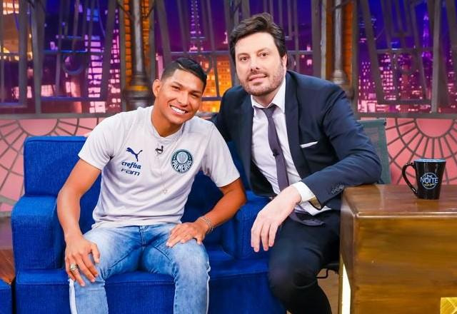 Rony e Danilo Genitli posam juntos para foto.