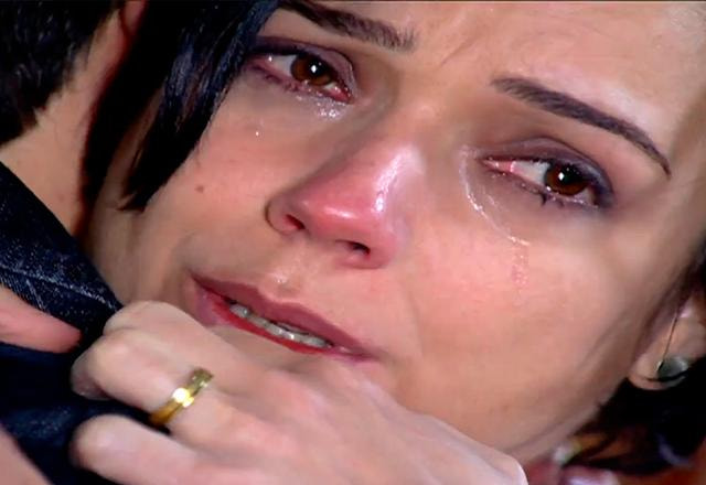 vitória abraçando alex