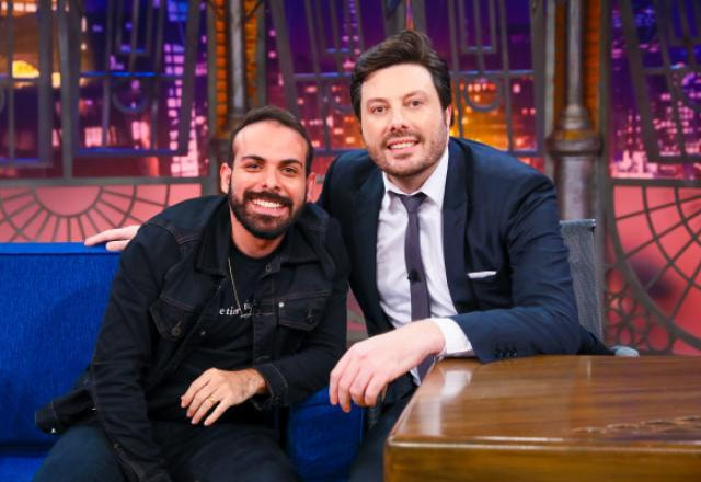 Ítalo Sena e Danilo Gentili posam juntos para foto.