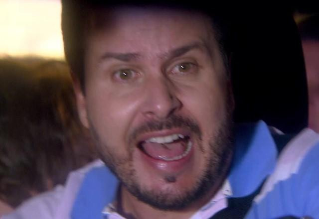 Vicente dentro do carro com expressão de assustado, gritando