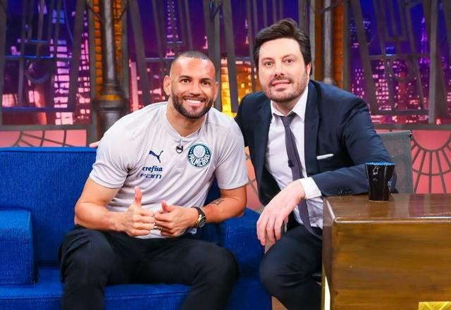 Weverton e Danilo Gentili posam juntos para foto.
