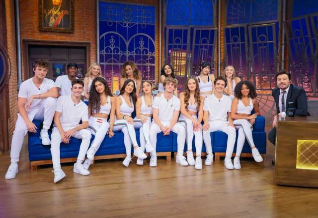 A banda Now United e Danilo Gentili posam juntos para foto.