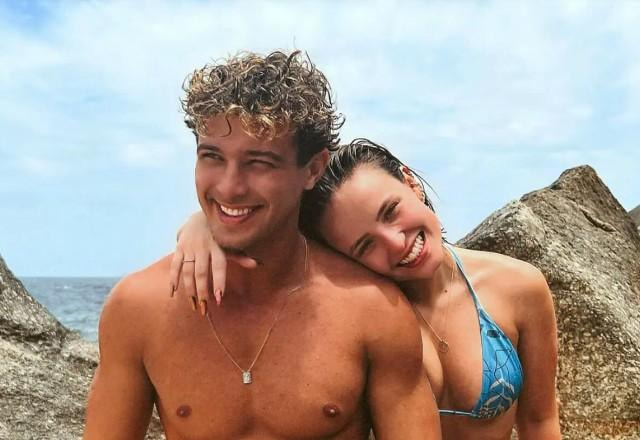 André Luiz Frambach e Larissa Manoela posam juntos para foto.