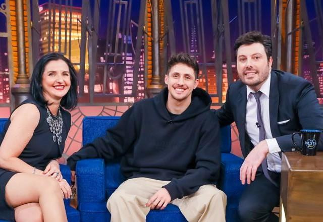 Tuca, Pkllipe e Danilo Gentili posam juntos para foto.