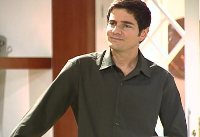Alberto com expressão de dúvida