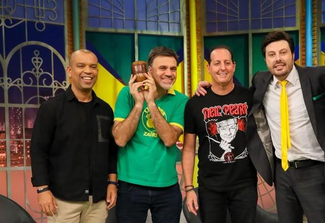 Luiz Alano, Mauro Beting, Benjamin Back, Danilo Gentili e Antonio Costaguta posam juntos para foto.