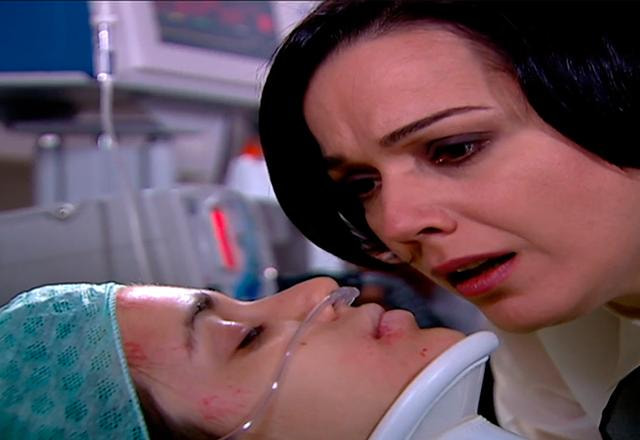 vitória olhando para Eliana deitada em uma maca