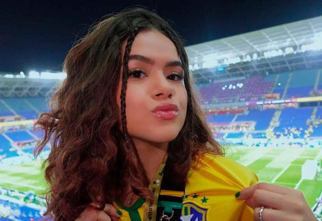 Maisa Silva com a camisa do Brasil