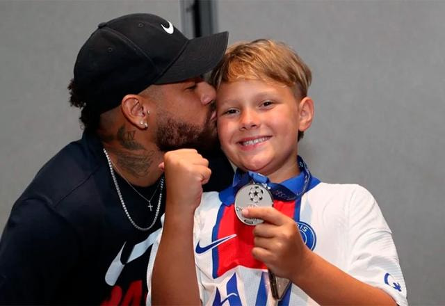 neymar abraçado com o filho