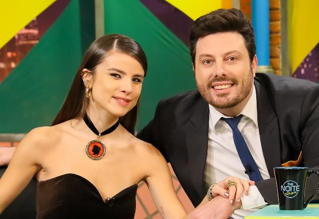 Giulia Be e Danilo Gentili posam juntos para foto.