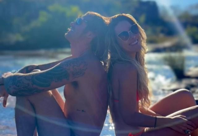 Dado Dolabella e Wanessa posam de costas um para o outro na beira do rio