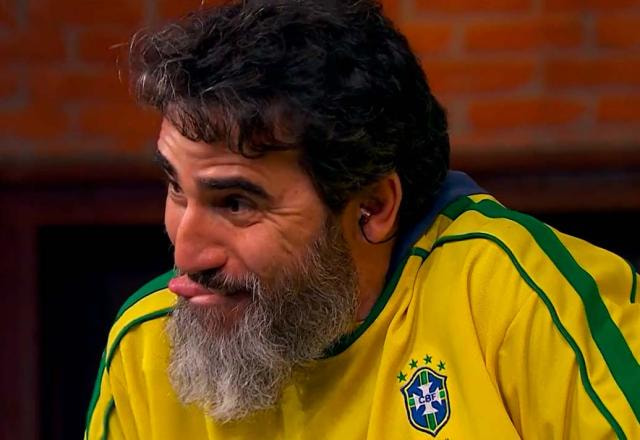 Bacalhau faz cara de dor, no desafio do zíper do The Noite
