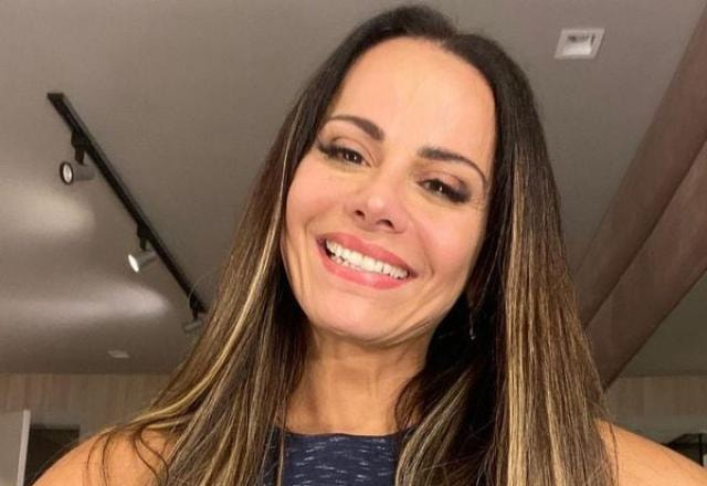 A atriz Viviane Araújo tira selfie sorrindo