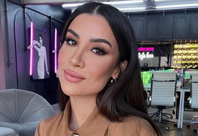 Bianca Andrade posa sorrindo para foto próxima do rosto