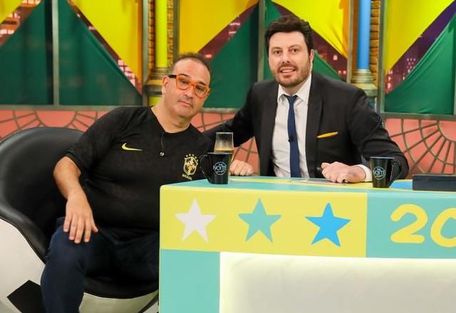 Renato Tortorelli e Danilo Gentili posam juntos para foto.