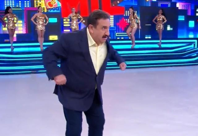 O apresentador Ratinho no palco do programa.