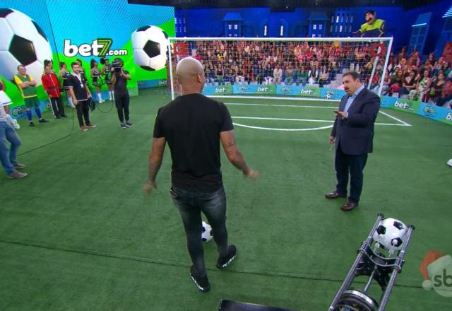 Deyverson e Ratinho no palco do Gol Show.