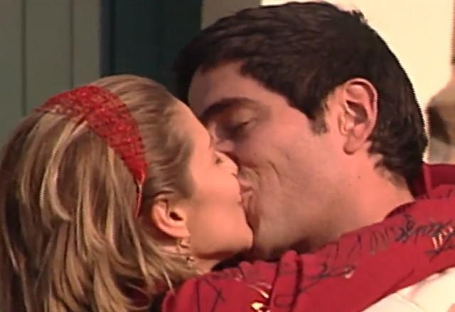 Júlia e Alberto abraçados e se beijando