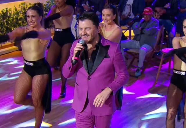 Maurício Manieri e bailarinas no palco do programa.