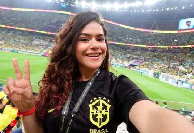 Maisa veste a camisa do Brasil no estádio