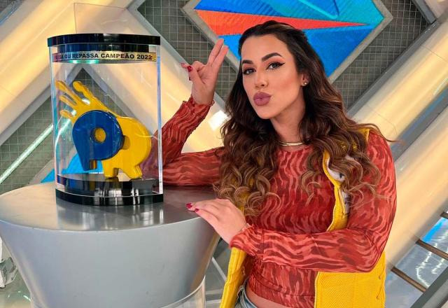 Larissa Tomásia com o troféu do Passa ou Repassa