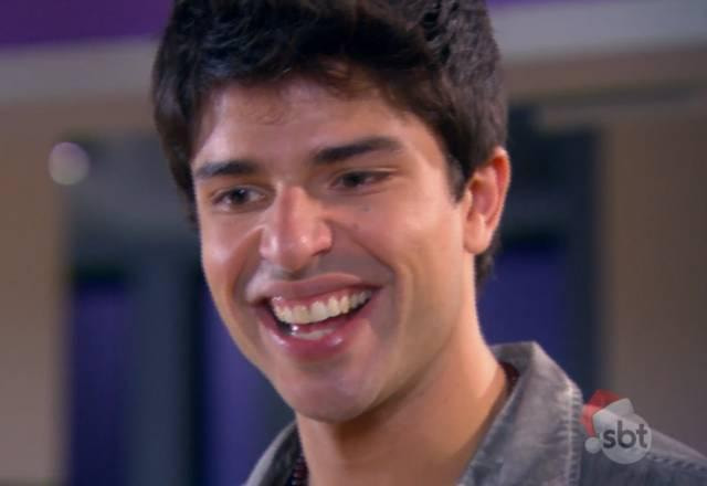 Tomas sorrindo