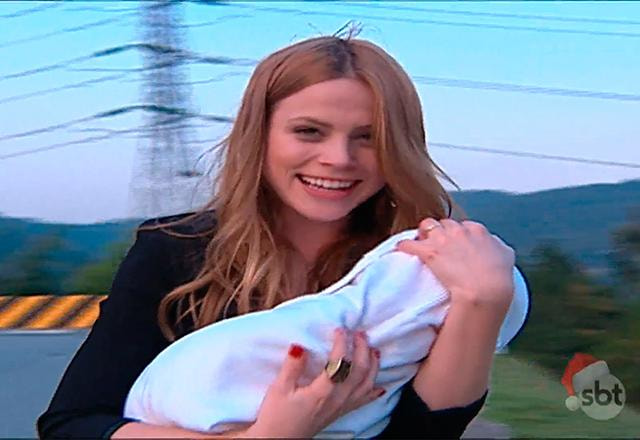 marion com um bebê no colo