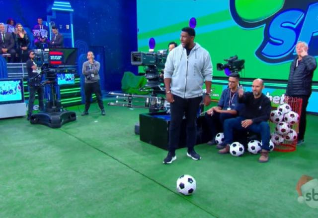 O jogador Aranha e o apresentador Ratinho no palco do programa.