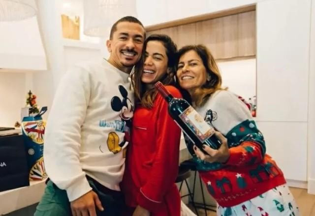 Anitta e a família posam juntos para foto.