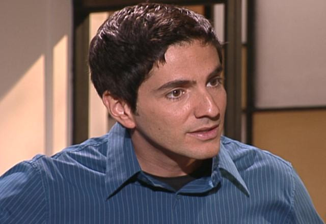 Alberto com expressão séria