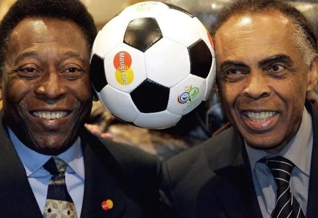 Pelé e Gilberto Gil equilibram uma bola com a cabeça