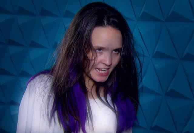 Isabela com cara de brava e fantasiada de fantasma