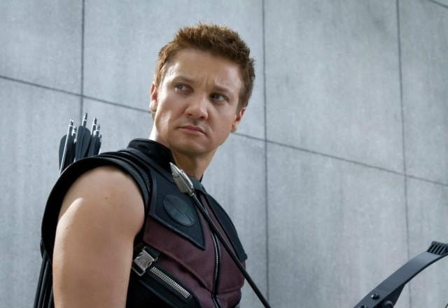 Jeremy Renner vestido como Gavião Arqueiro