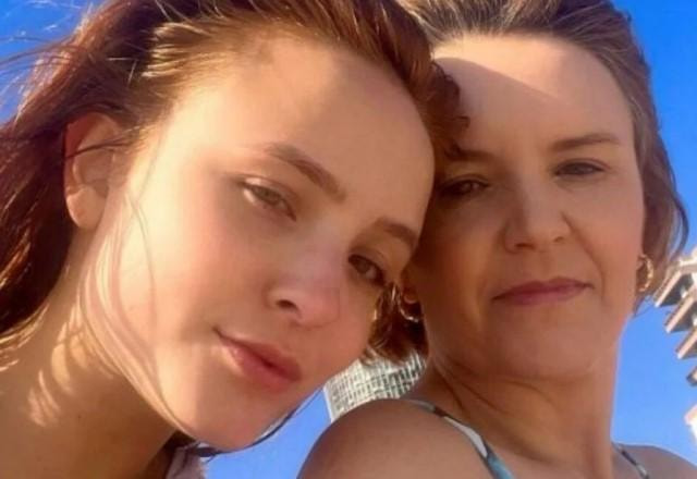 Larissa Manoela tira selfie ao lado da mãe, Silvana